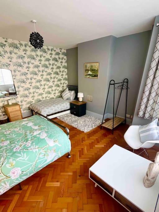 פורטסמות' Spacious Semi-Detached Southsea House, Free Parking On Drive מראה חיצוני תמונה