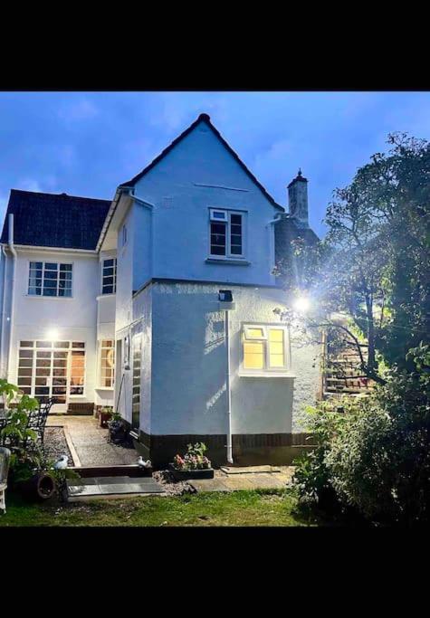 פורטסמות' Spacious Semi-Detached Southsea House, Free Parking On Drive מראה חיצוני תמונה