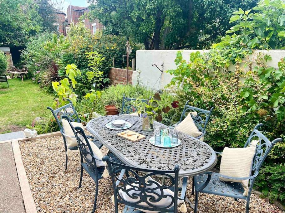 פורטסמות' Spacious Semi-Detached Southsea House, Free Parking On Drive מראה חיצוני תמונה