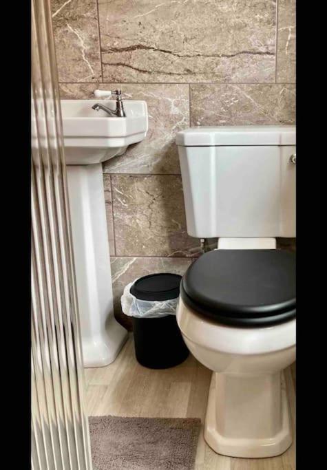 פורטסמות' Spacious Semi-Detached Southsea House, Free Parking On Drive מראה חיצוני תמונה