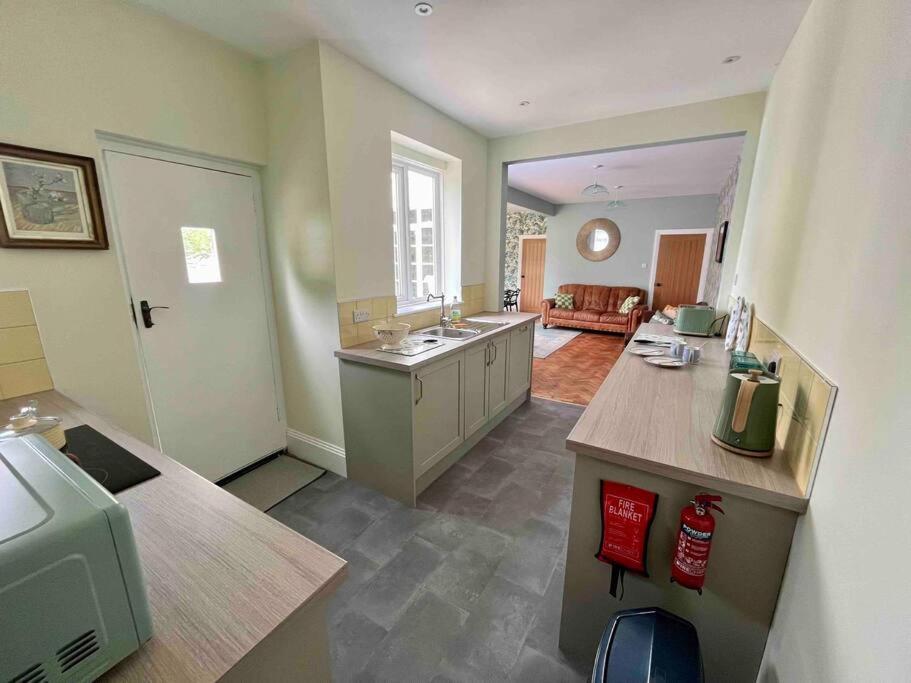 פורטסמות' Spacious Semi-Detached Southsea House, Free Parking On Drive מראה חיצוני תמונה