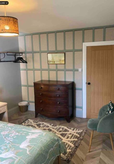 פורטסמות' Spacious Semi-Detached Southsea House, Free Parking On Drive מראה חיצוני תמונה