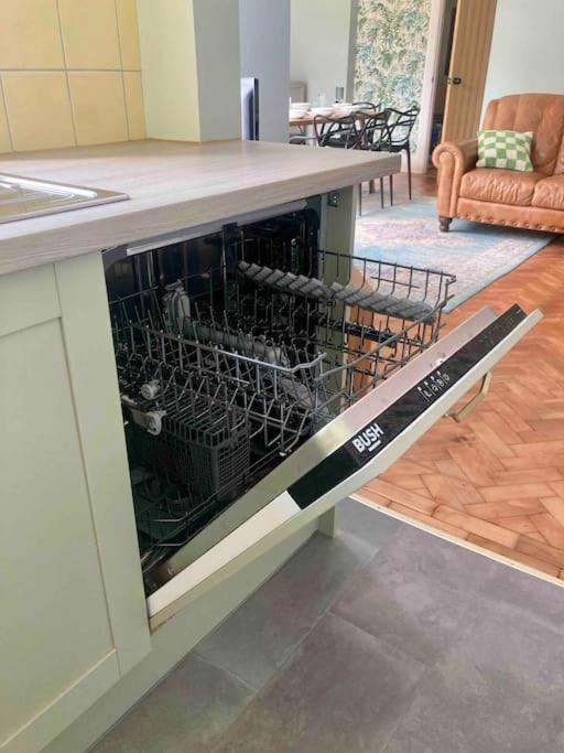 פורטסמות' Spacious Semi-Detached Southsea House, Free Parking On Drive מראה חיצוני תמונה