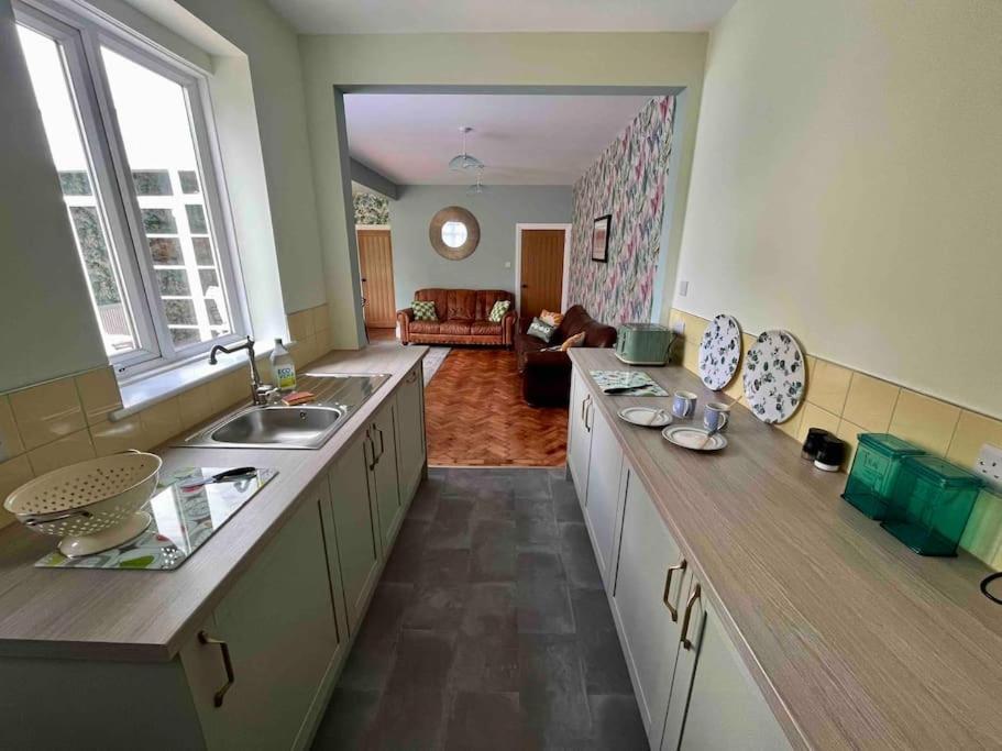 פורטסמות' Spacious Semi-Detached Southsea House, Free Parking On Drive מראה חיצוני תמונה
